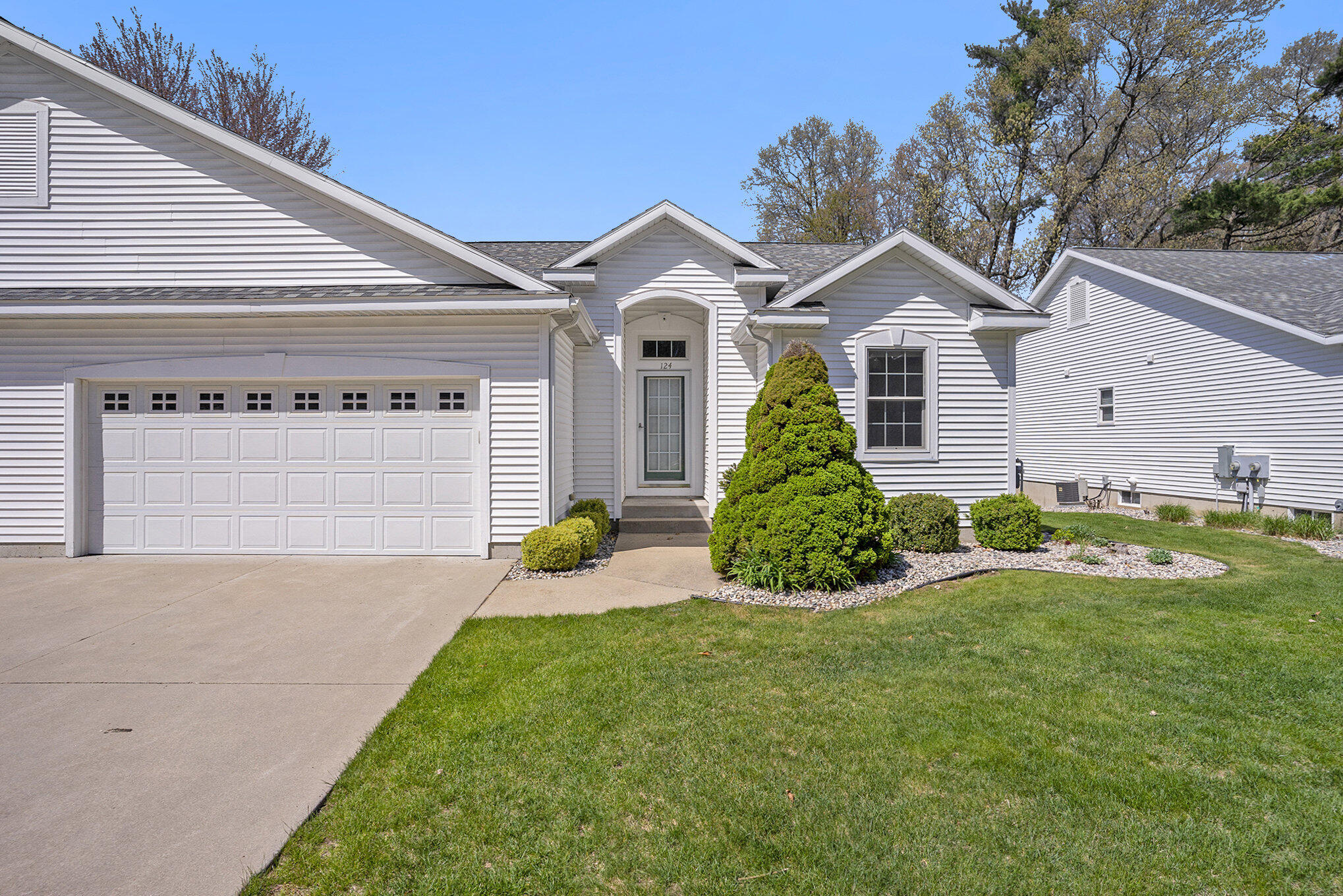 124 Stonegate Court Spring Lake, MI 49456 - Photo 2 of 27 002_file_478