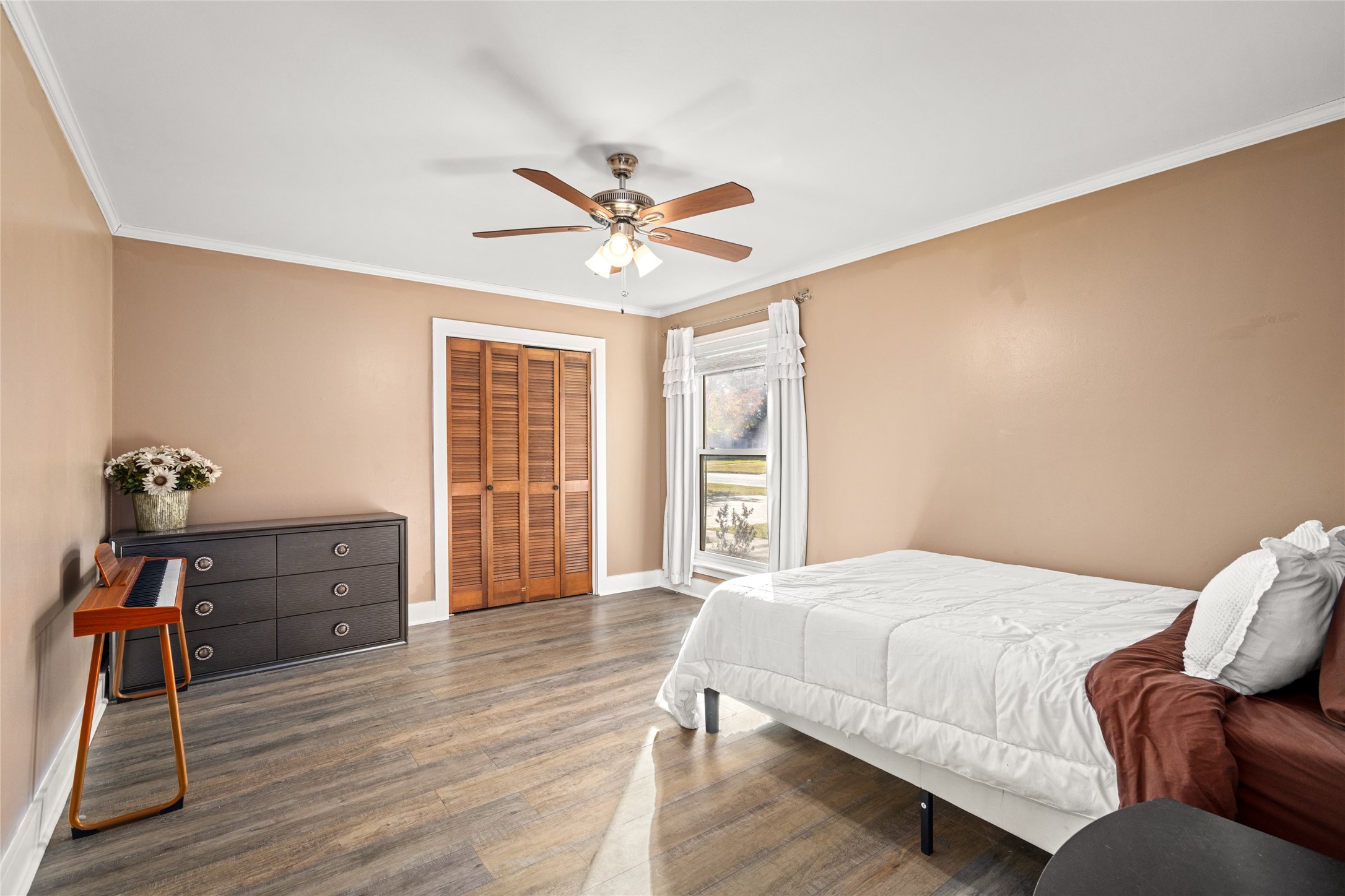 3603 Glenmeadow Drive Rosenberg, TX 77471 - Photo 19 of 27 a bedroom with a bed and wooden floor