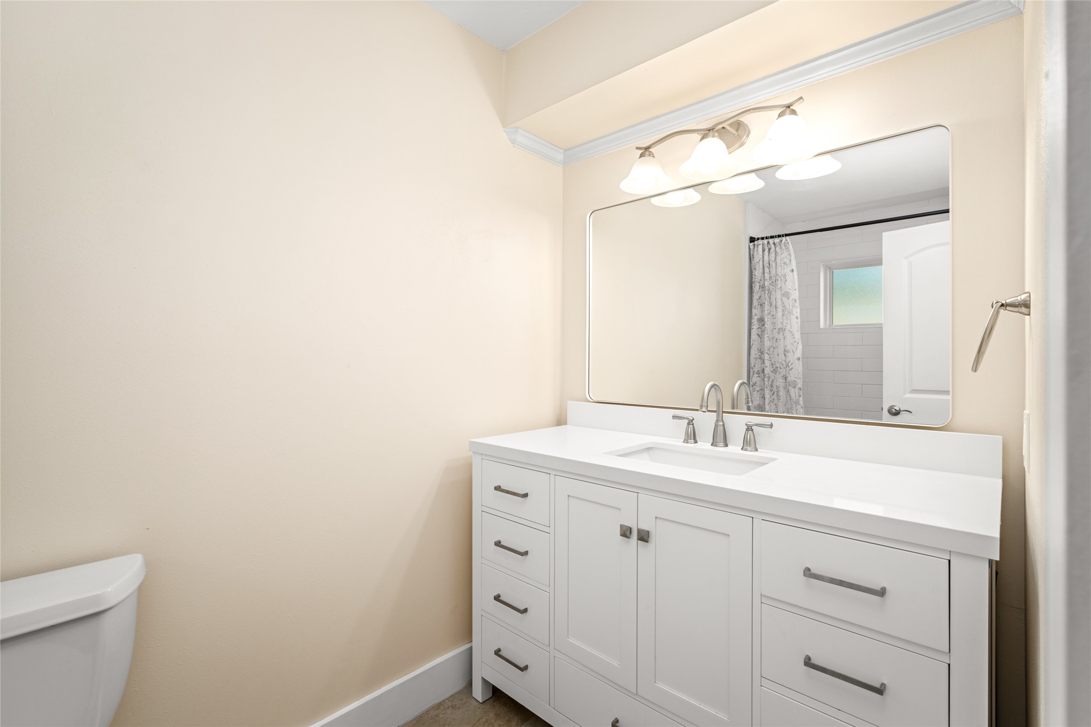 3603 Glenmeadow Drive Rosenberg, TX 77471 - Photo 8 of 27 a bathroom with a toilet a sink and mirror