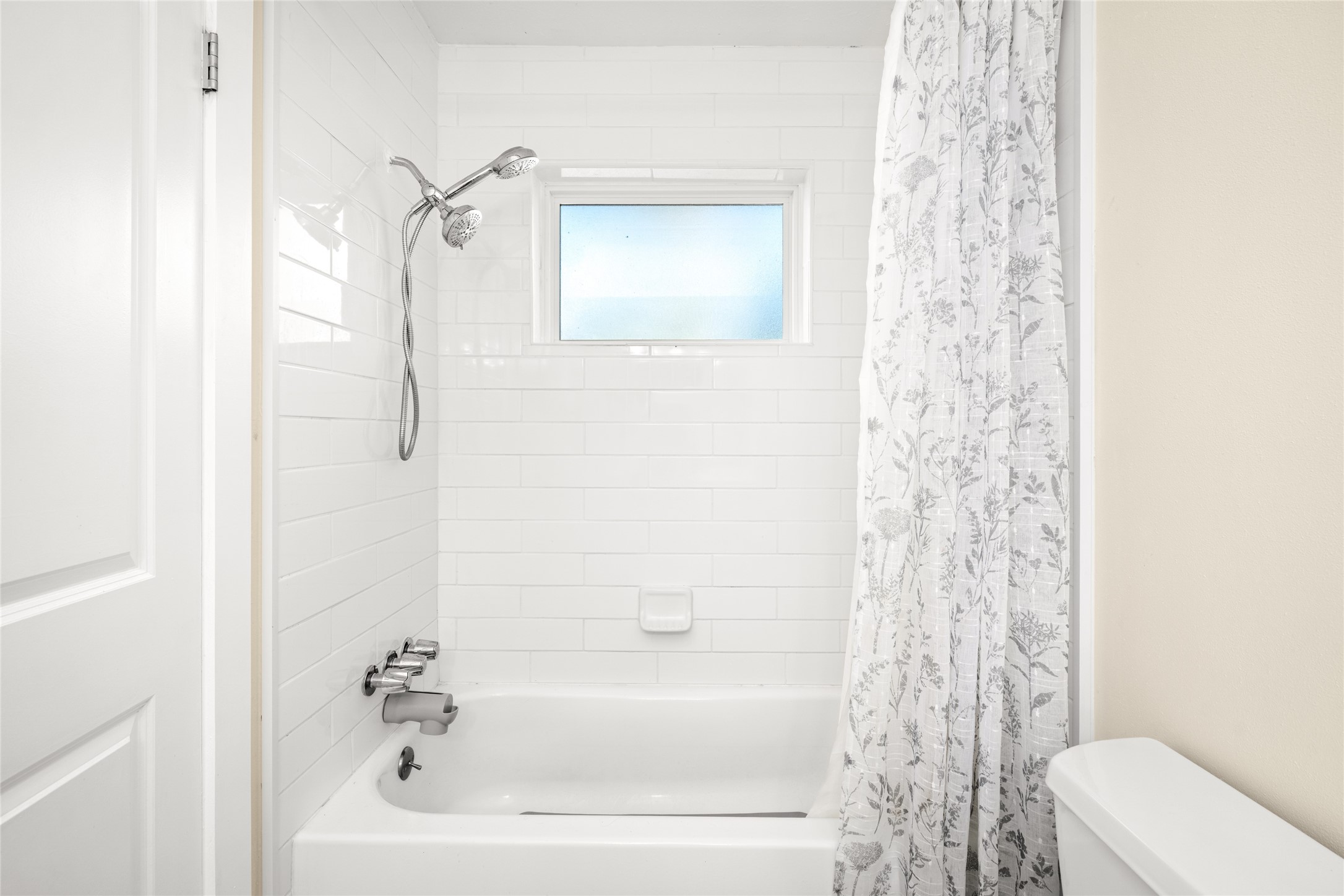 3603 Glenmeadow Drive Rosenberg, TX 77471 - Photo 9 of 27 a bathroom with a bathtub and shower