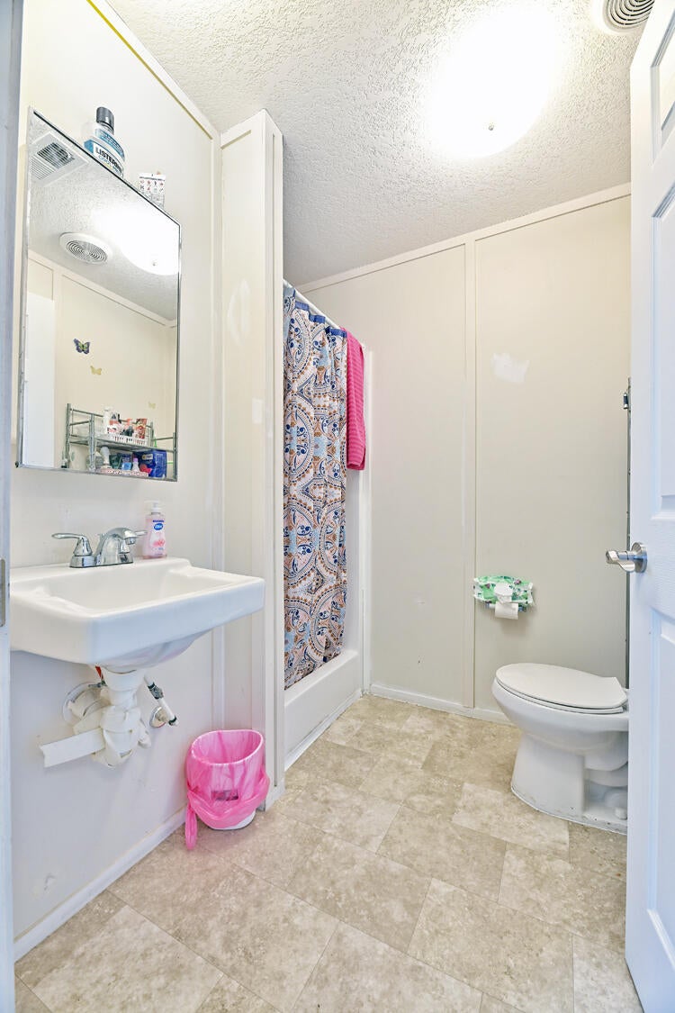 135 North Phoenix Road, Unit 42 Medford, OR 97501 - Photo 8 of 15 DSC_7724