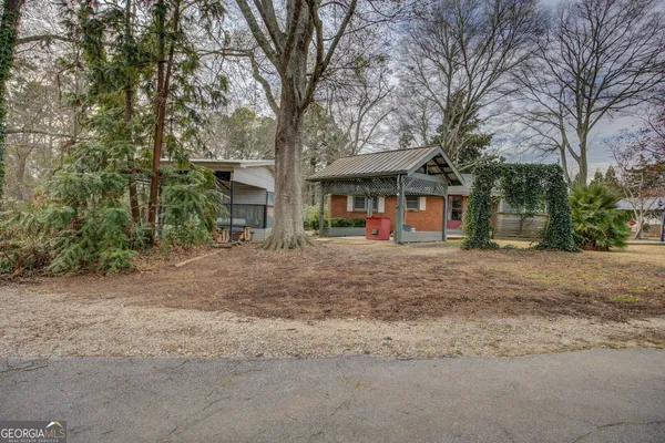 a view of a house with a backyard