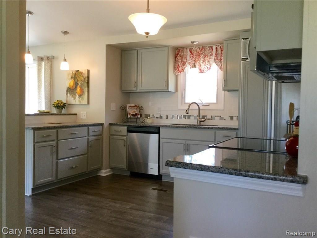 2051 South Commerce Road Walled Lake, MI 48390 - Photo 12 of 36 Gorgeous kitchen with snack bar, granite, sub-zero regrigerstor & stainless steel appliances