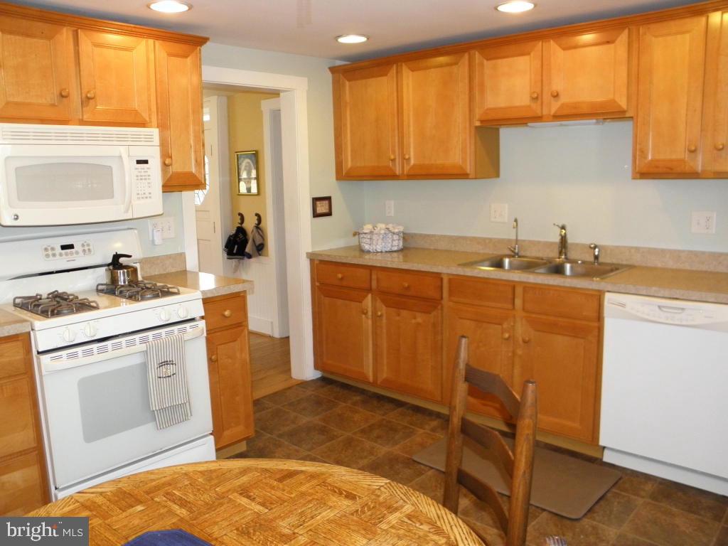 129 South Cedar Street Lititz, PA 17543 - Photo 3 of 15