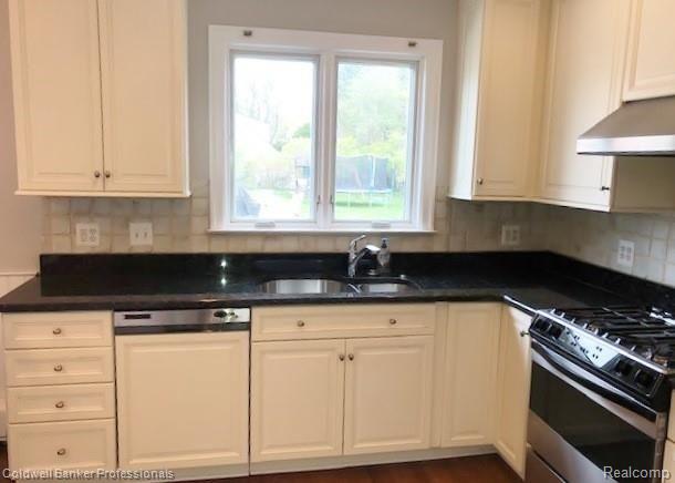70 Colonial Road Grosse Pointe, MI 48236 - Photo 6 of 38 Colonial Kitch 2.jpg