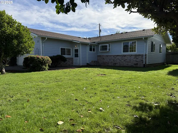 a view of a house with a yard