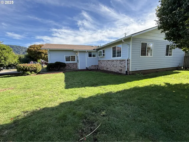 a view of a yard in front of house