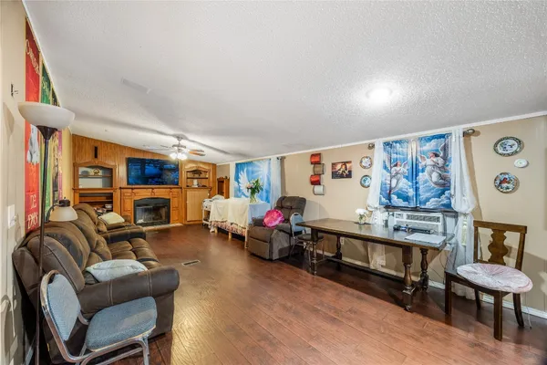 $200,000 | 214 Lochness Drive, Highlands, TX 77562