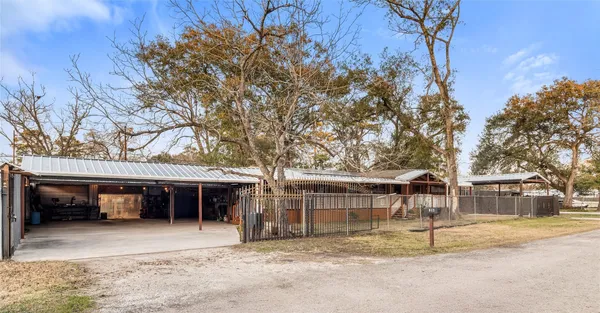 $200,000 | 214 Lochness Drive, Highlands, TX 77562