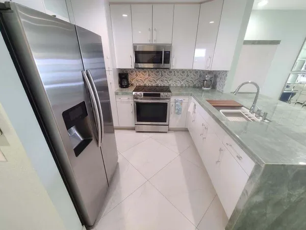 $2,900 | 3851 North Ocean Boulevard, Unit 409, Gulf Stream, FL 33483