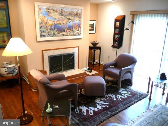 1678 Wainwright Drive Reston, VA 20190 - Photo 8 of 27 Living Room