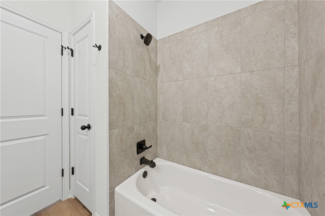 7810 Timber Holw Lane Temple, TX 76502 - Photo 21 of 32 a bathroom with a bathtub