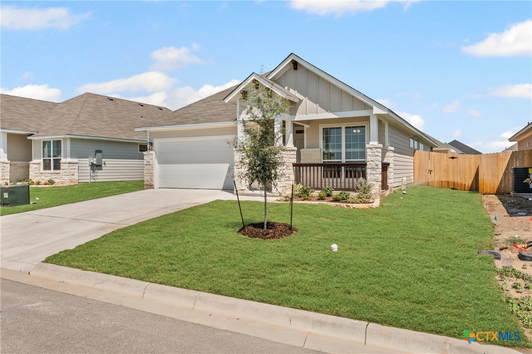 7810 Timber Holw Lane Temple, TX 76502 - Photo 4 of 32 a front view of a house with a yard