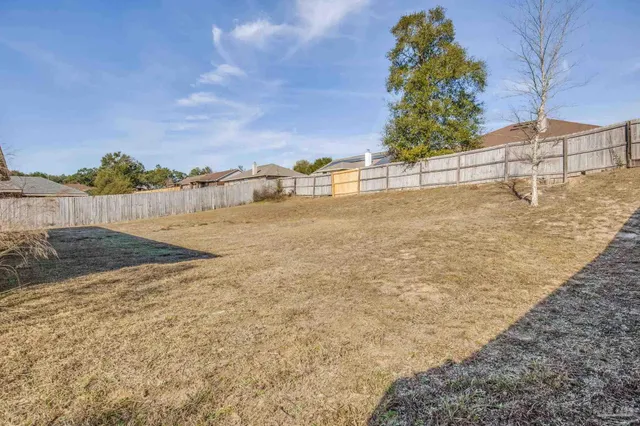 a view of a backyard