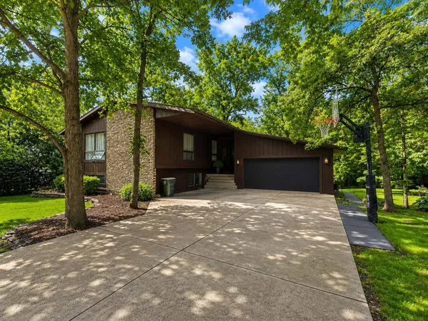 $569,000 | 3130 Scenicwood Lane, Woodridge, IL 60517