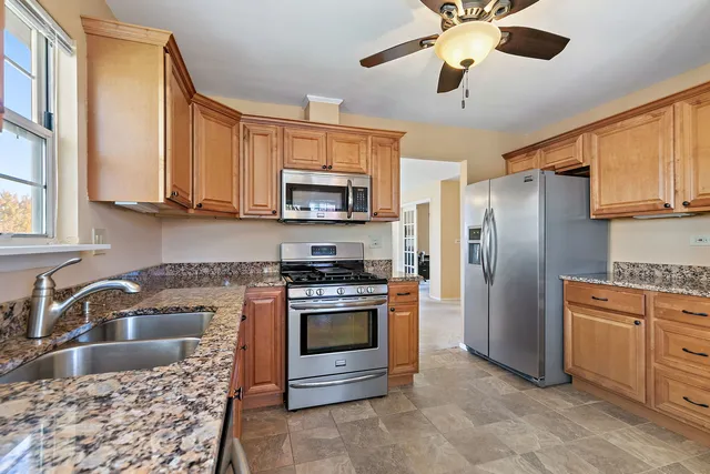 $284,900 | 323 Green Knoll Lane, Unit 323, Streamwood, IL 60107