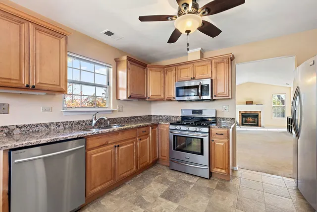 $284,900 | 323 Green Knoll Lane, Unit 323, Streamwood, IL 60107