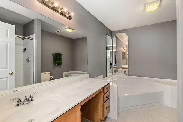 $284,900 | 323 Green Knoll Lane, Unit 323, Streamwood, IL 60107