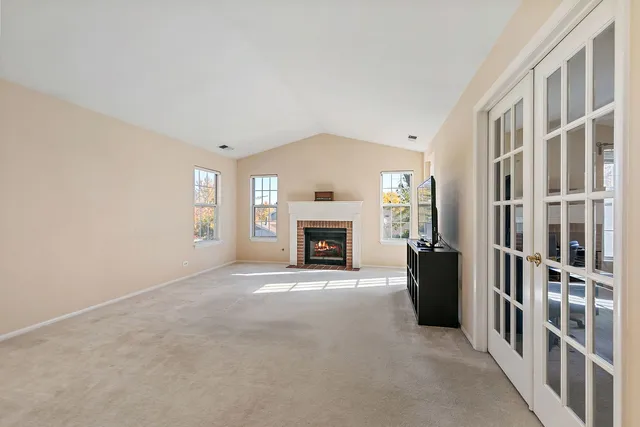 $284,900 | 323 Green Knoll Lane, Unit 323, Streamwood, IL 60107