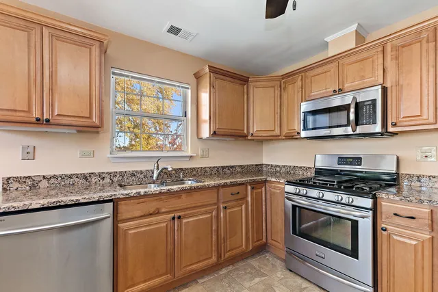 $284,900 | 323 Green Knoll Lane, Unit 323, Streamwood, IL 60107