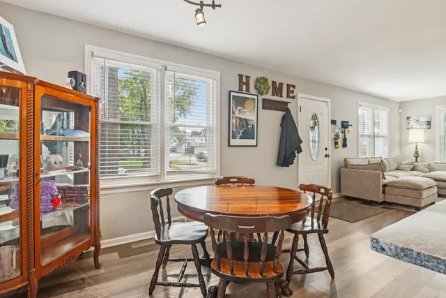 $289,900 | 9258 South Albany Avenue, Evergreen Park, IL 60805