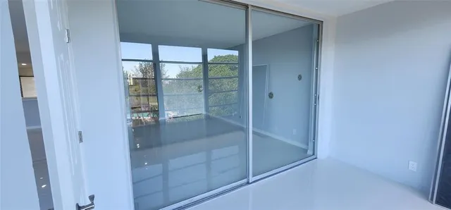 a view of entryway and kitchen