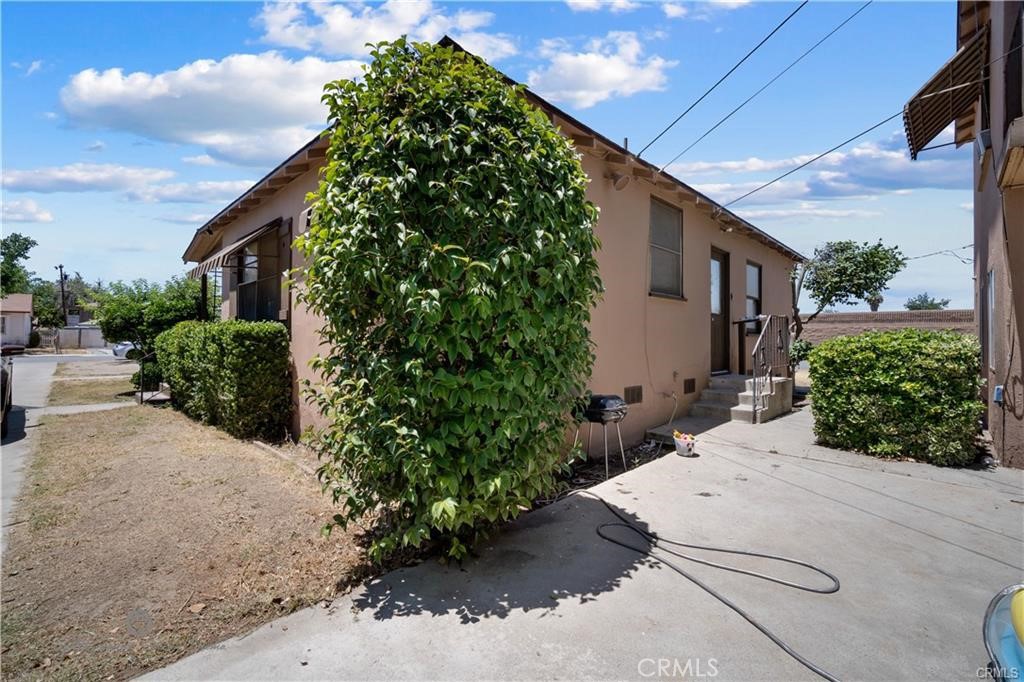 208 Brink Drive Bakersfield, CA 93304 - Photo 7 of 10 a backyard of a house with lots of green space