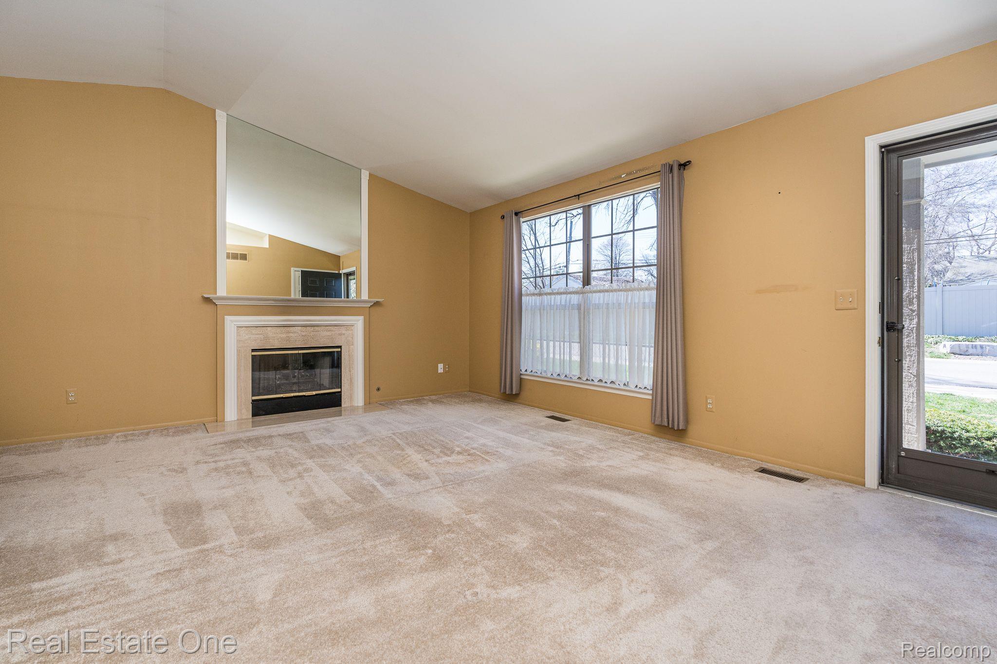 170 Pine Tree Ridge, Unit 2 Waterford, MI 48327 - Photo 9 of 29 Gallery Image 9