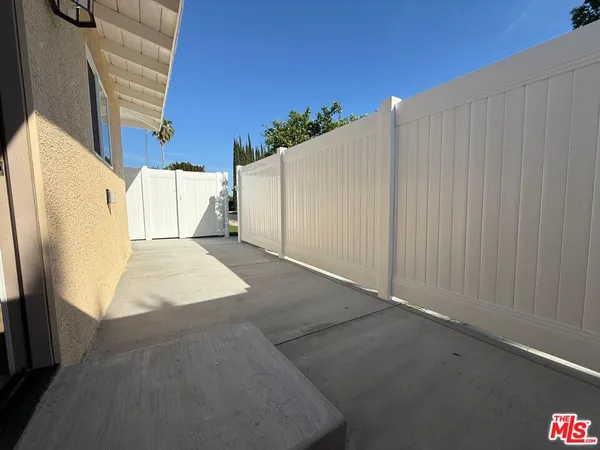 $2,200 | 19055 Gledhill Street, Northridge, CA 91324