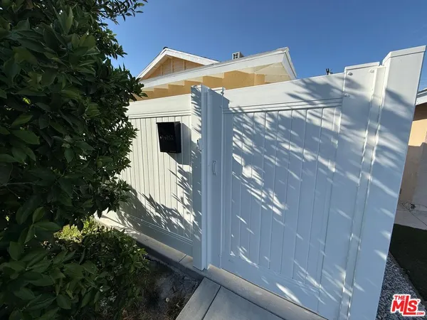 $2,200 | 19055 Gledhill Street, Northridge, CA 91324