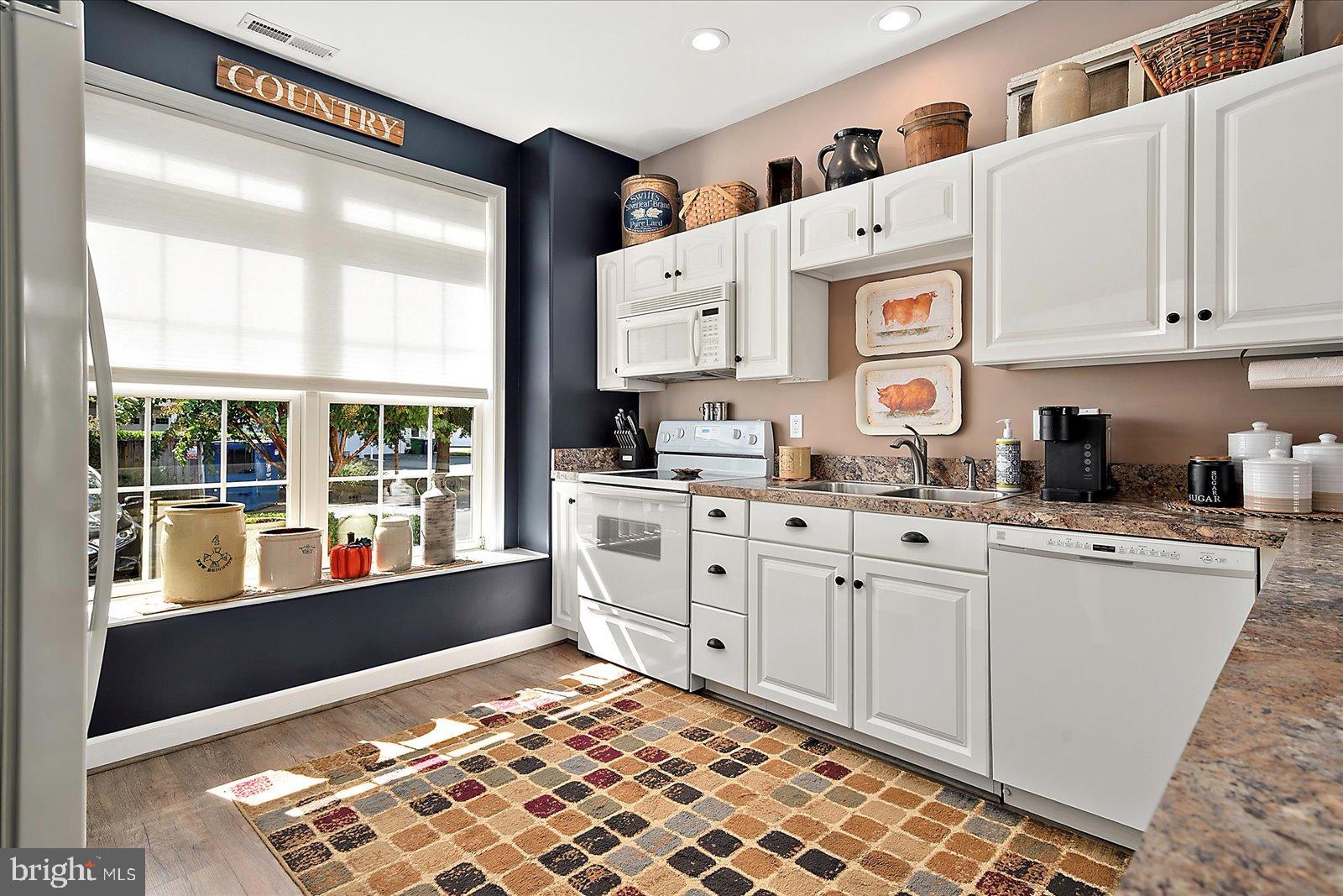 10050 Golf Course Road, Unit 6 Ocean City, MD 21842 - Photo 12 of 60 Bright and inviting country kitchen space.