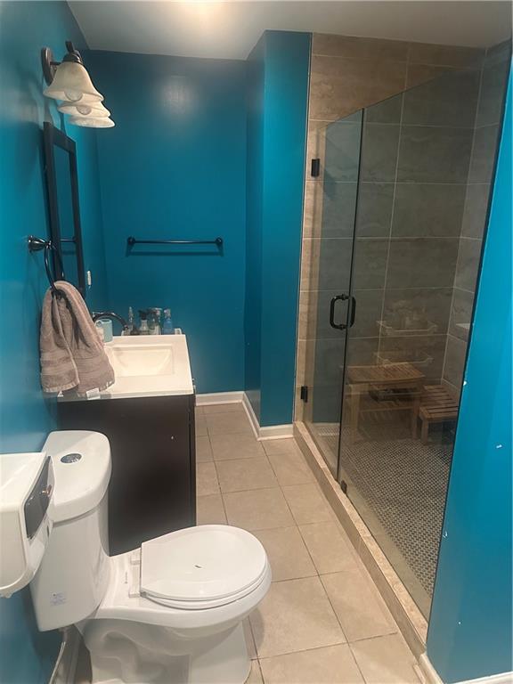 7295 Madison Circle Union City, GA 30291 - Photo 21 of 27 a bathroom with a toilet and a shower