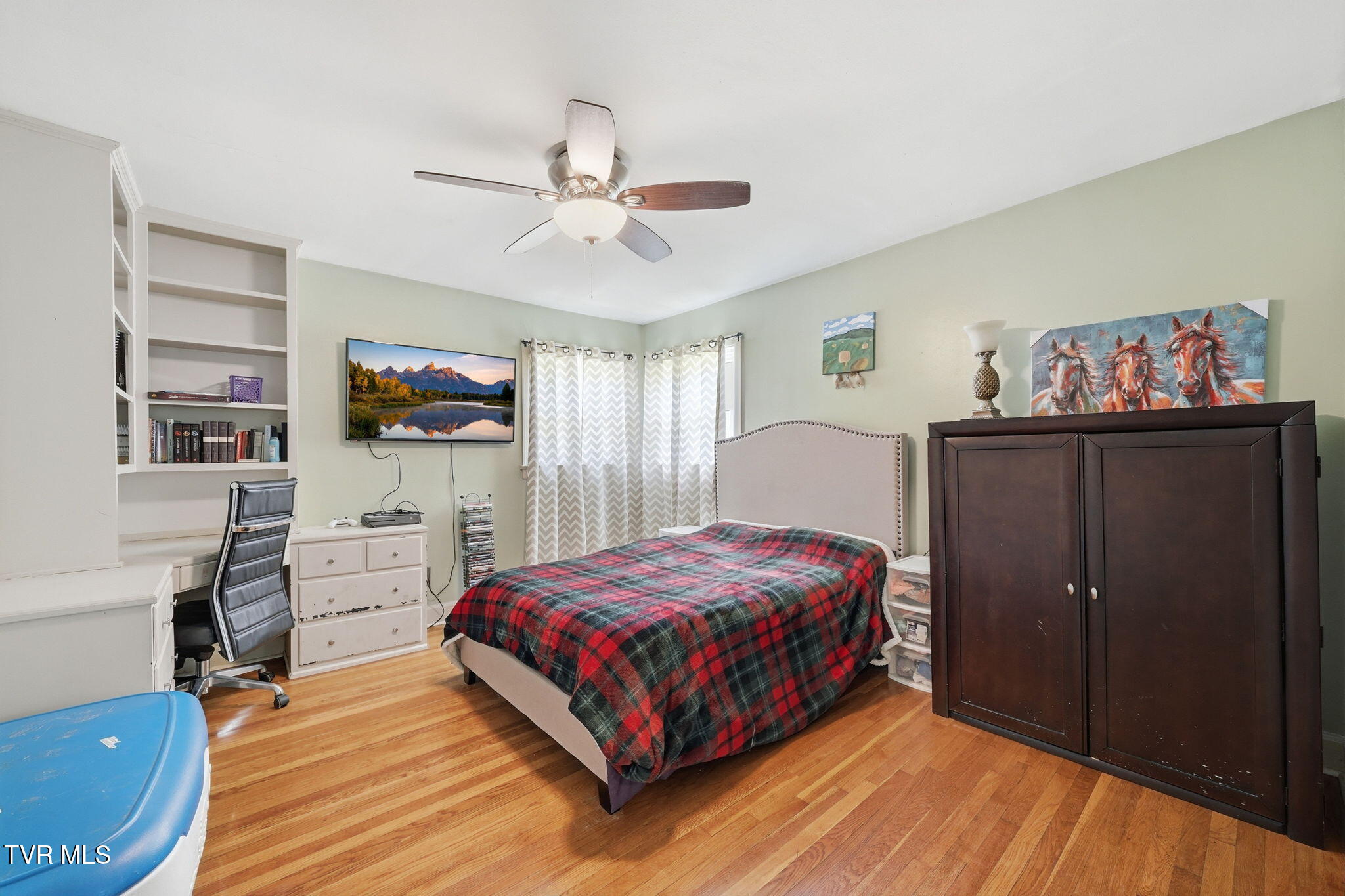 401 Seminole Road Bristol, VA 24201 - Photo 14 of 24 9-web-or-mls-016_JH 20260714-056_with_tv