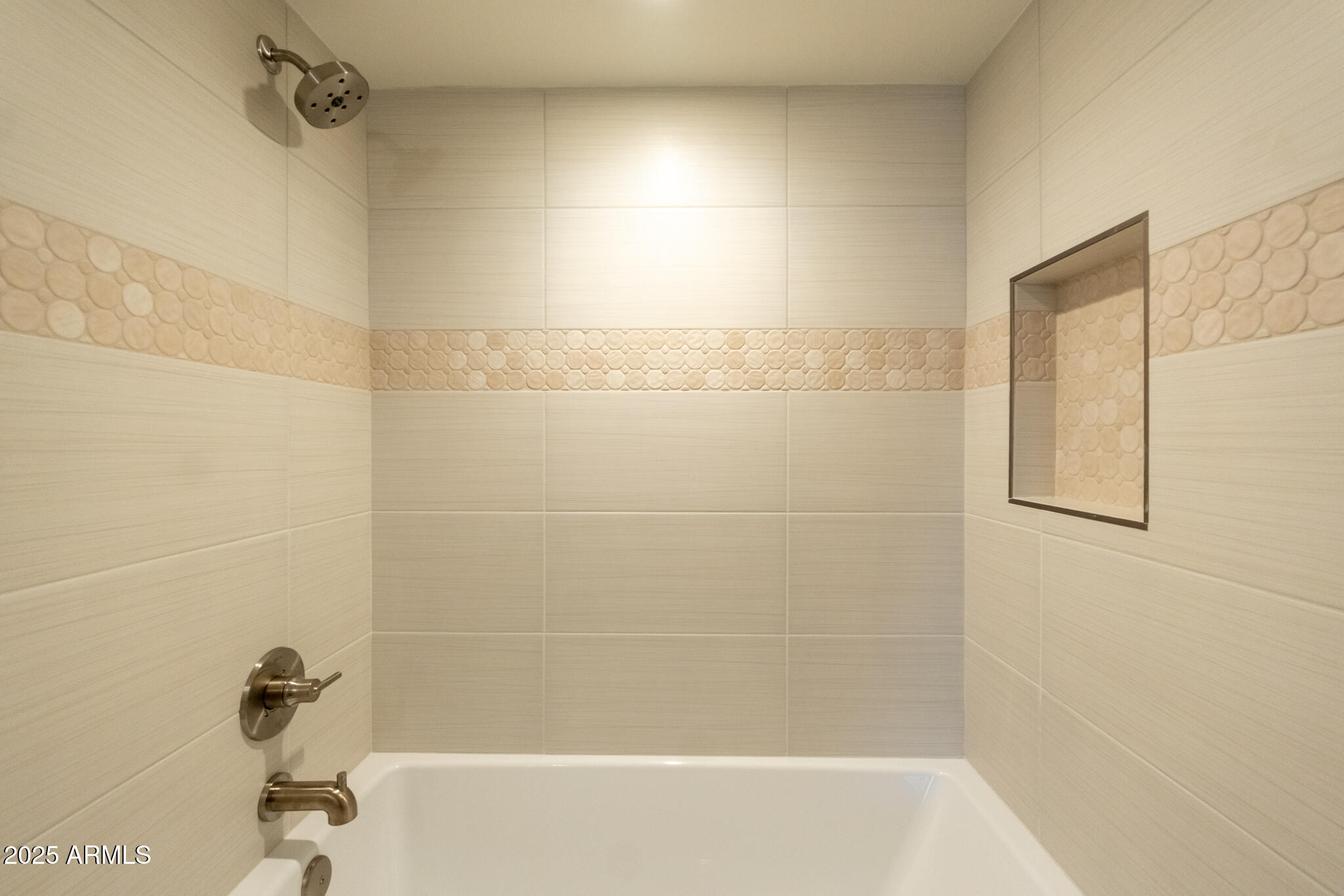 10115 East Mountain View Road, Unit 1089 Scottsdale, AZ 85258 - Photo 21 of 28 a bathroom with a bathtub