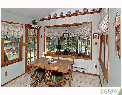 4 Lancelot Road Manalapan, NJ 07726 - Photo 4 of 8 Gallery Image 4