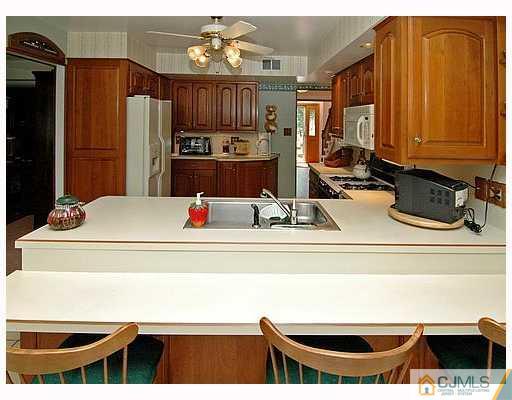4 Lancelot Road Manalapan, NJ 07726 - Photo 5 of 8 Gallery Image 5