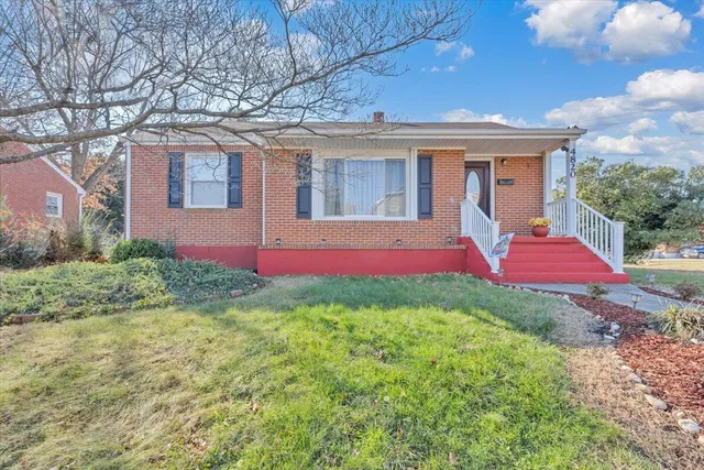 a view of a house with a yard