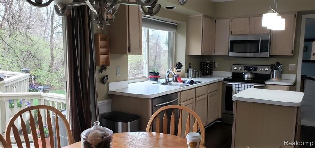 217 Saxon Court Rochester Hills, MI 48307 - Photo 7 of 25