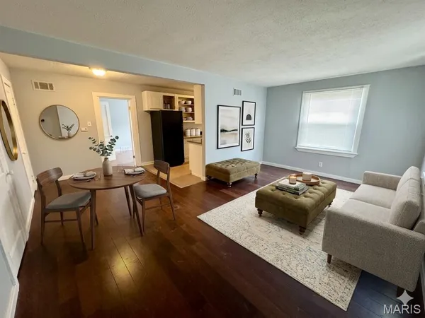 $900 | 117 South 3rd Street, Dupo, IL 62239