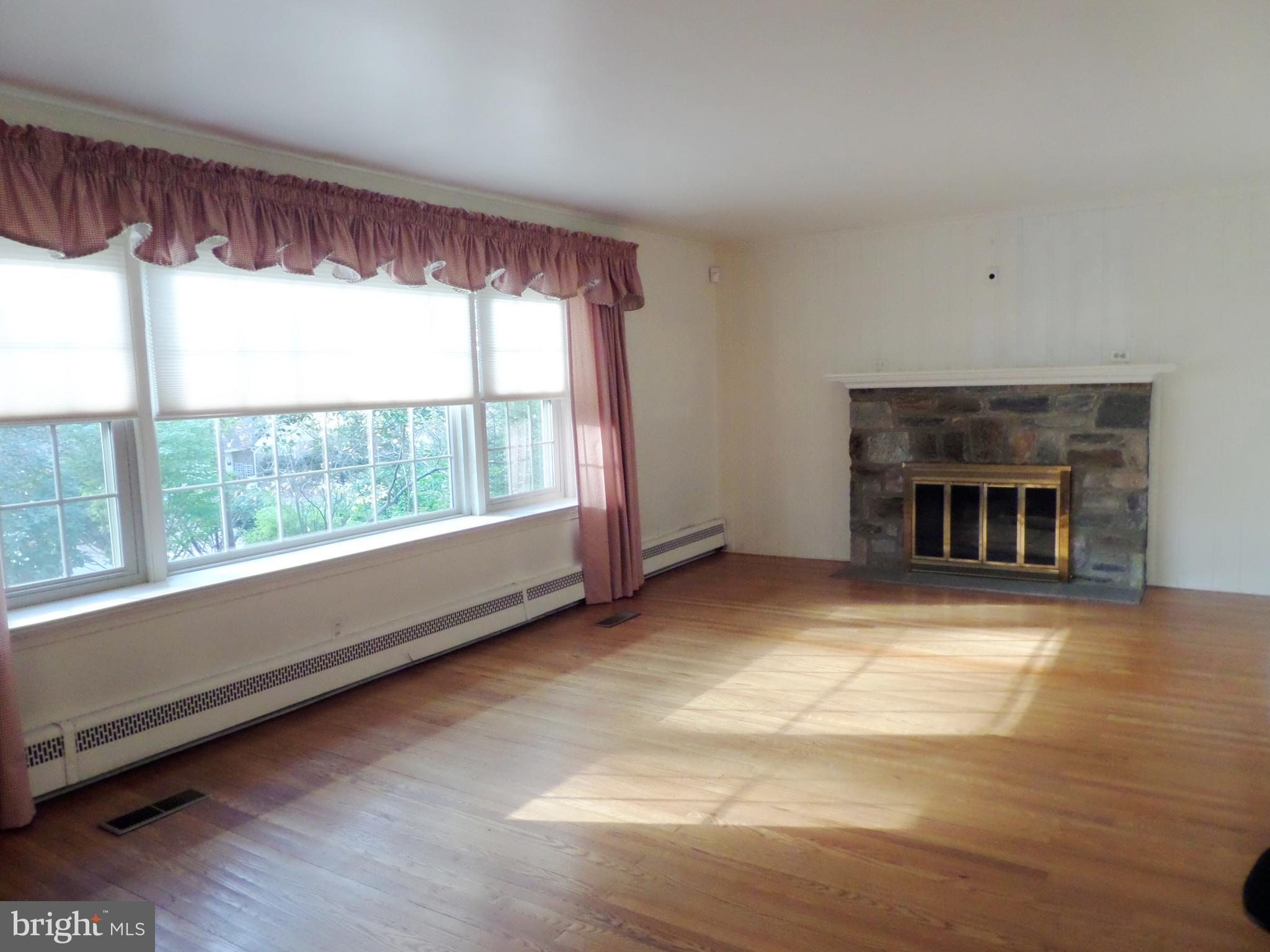 411 Custis Road Glenside, PA 19038 - Photo 9 of 52 Warn & inviting Living Room