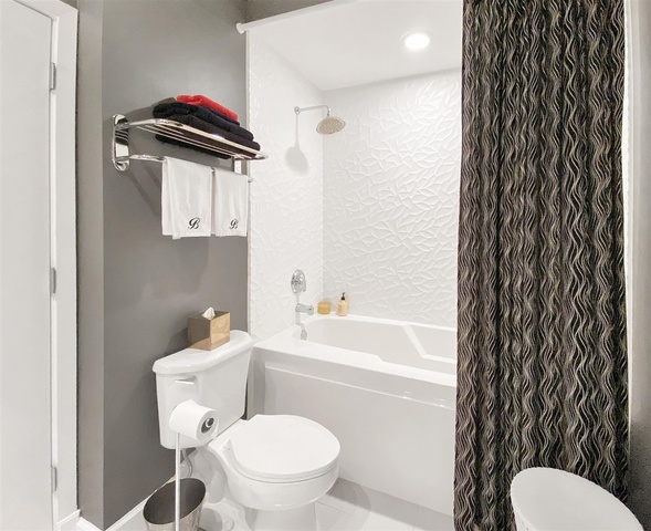 165 North Canal Street, Unit 1412 Chicago, IL 60606 - Photo 28 of 38 a bathroom with a toilet and a bathtub