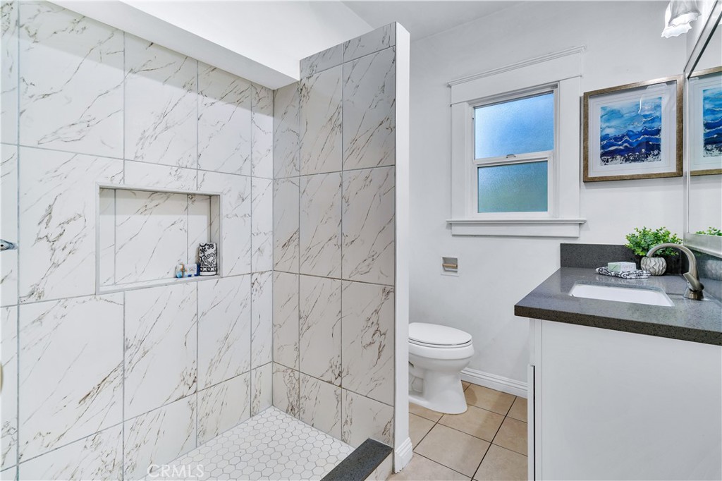 511-unit 1 Alvarado Street Redlands, CA 92373 - Photo 17 of 56 a bathroom with a toilet a sink and mirror