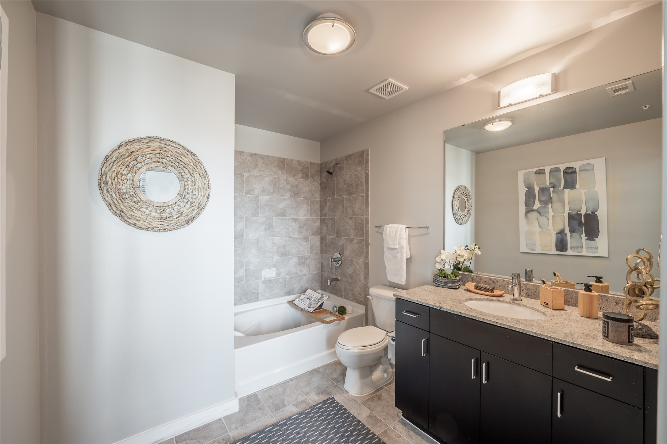 5927 Almeda Road, Unit 22808 Houston, TX 77004 - Photo 7 of 10 The secondary bathroom adds convenience, with well-appointed finishes that mirror the home’s overall style