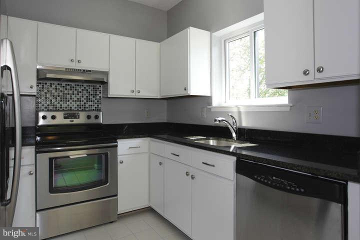 1928 Villaridge Drive, Unit B Reston, VA 20191 - Photo 15 of 18 Kitchen