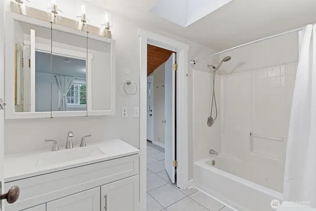 $2,400 | 16141 Thorpe Road Northeast, Poulsbo, WA 98370