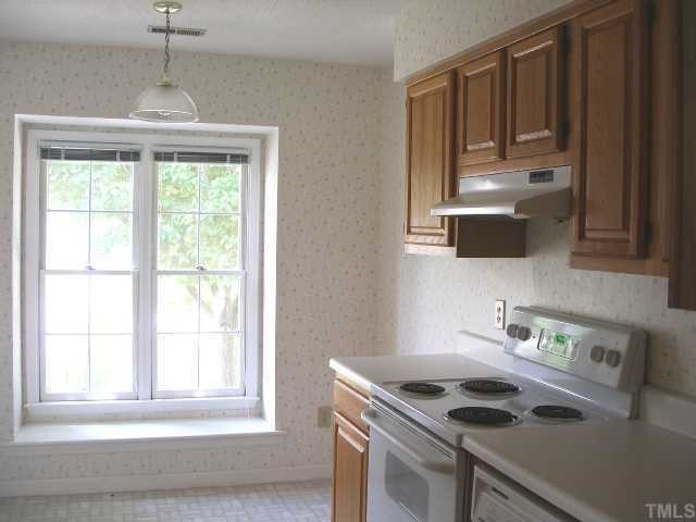 2706 Cottage Circle Raleigh, NC 27613 - Photo 7 of 11 Kitchen/breakfast
