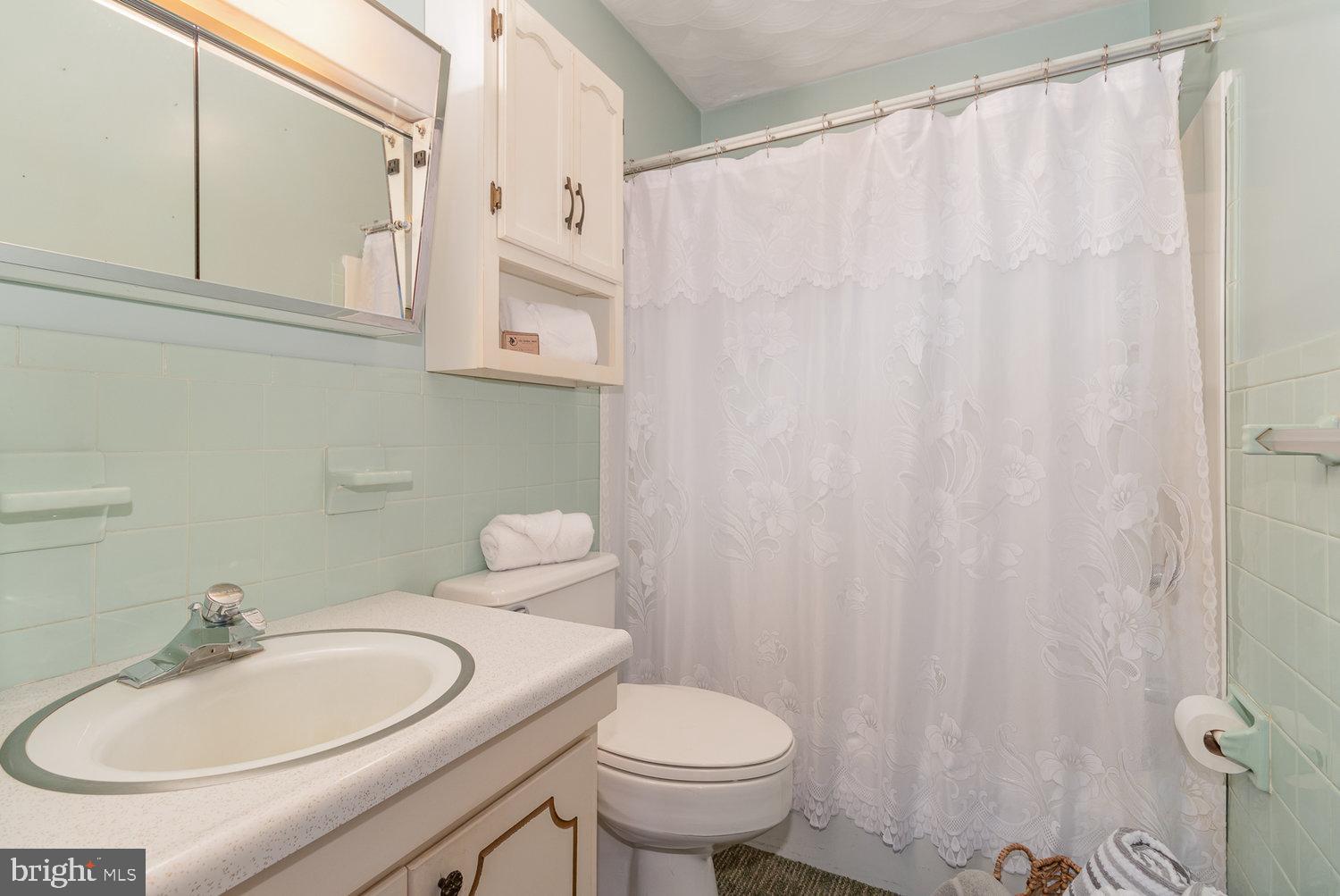 321 North York Road Mechanicsburg, PA 17055 - Photo 13 of 40 Hall Full Bathroom