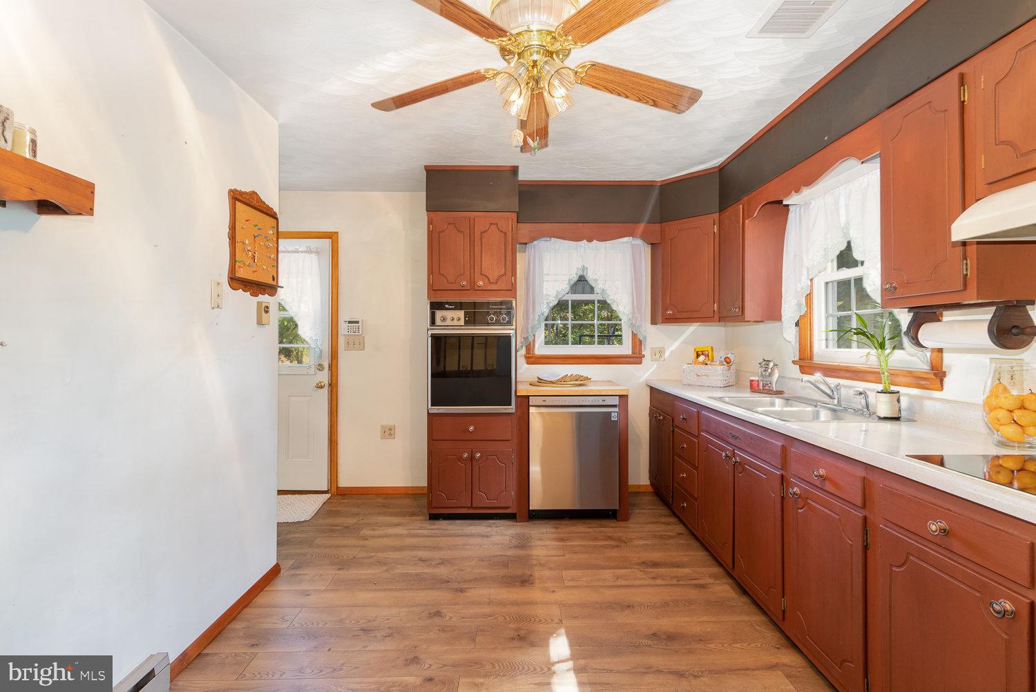 321 North York Road Mechanicsburg, PA 17055 - Photo 7 of 40 Kitchen