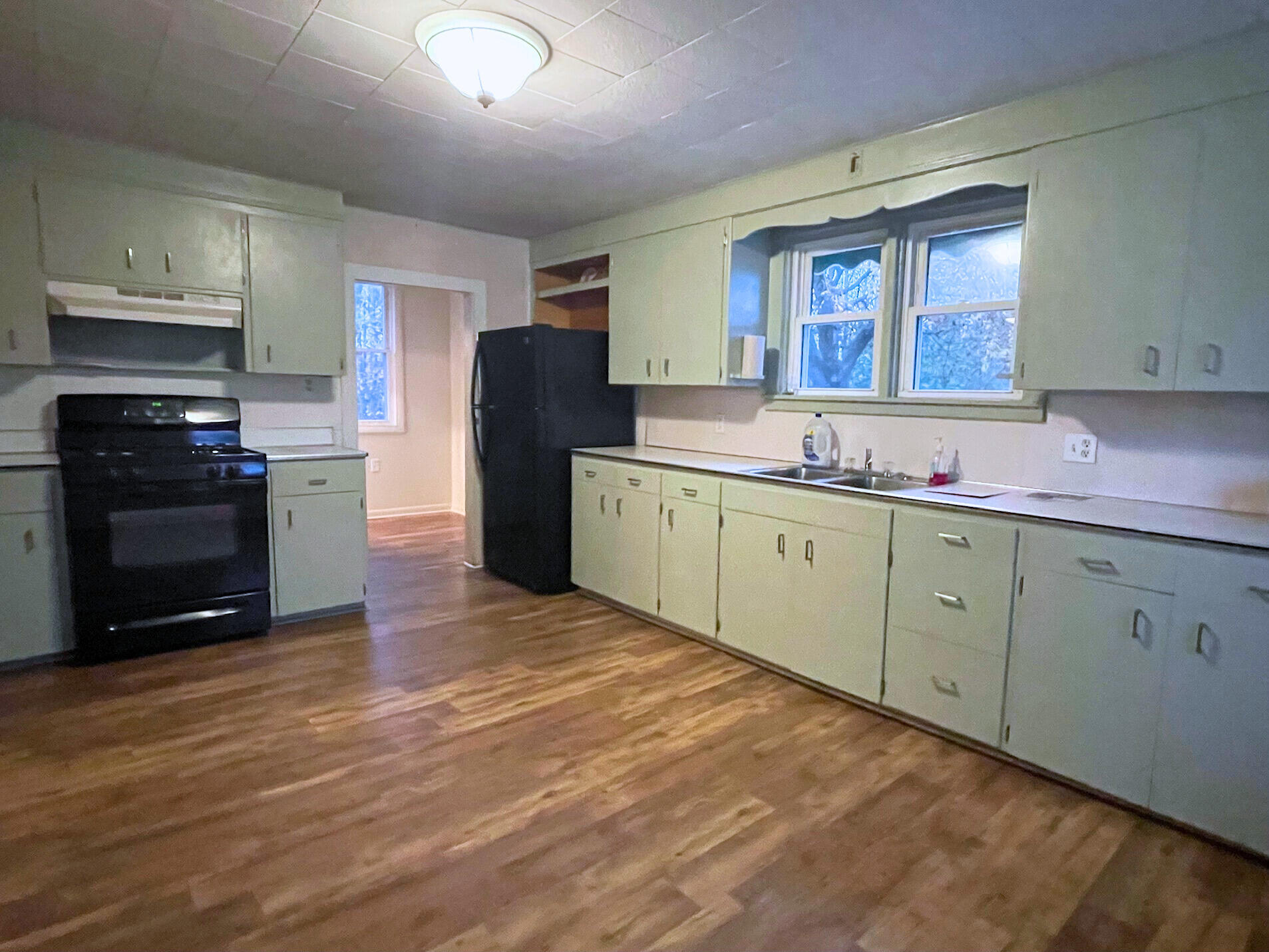 159 Jackson Street Manistee, MI 49660 - Photo 4 of 17 KITCHEN