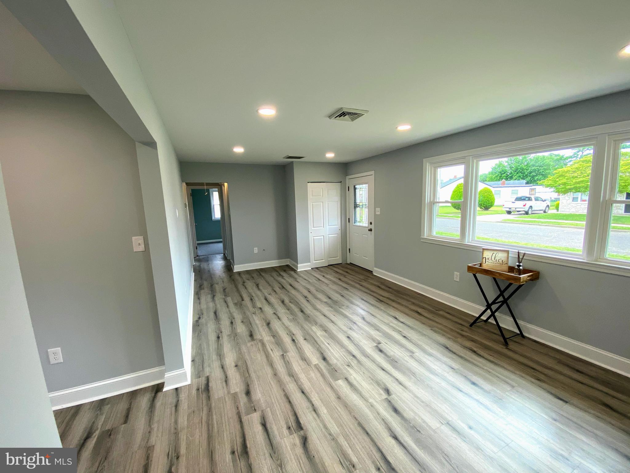 443 Colonial Road Bellmawr, NJ 08031 - Photo 5 of 41 Living Room